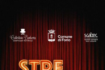 Locandina con sipario rosso e palco in legno, titolo “Streghe & Gattopardi” in grandi lettere luminose, e informazioni sul laboratorio teatrale
