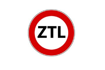 L'immagine mostra un cartello stradale con la scritta "ZTL – Zona a Traffico Limitato" ben visibile al centro