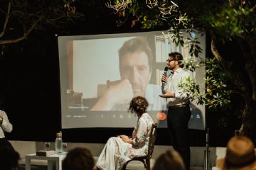 Il Consigliere Davide Laezza saluta il Presidente della Biennale di Venezia Pietrangelo Buttafuoco e apre la conversazione tra la Professoressa Pontorno e il Direttore di Rai Quirinale Andrea Covotta
