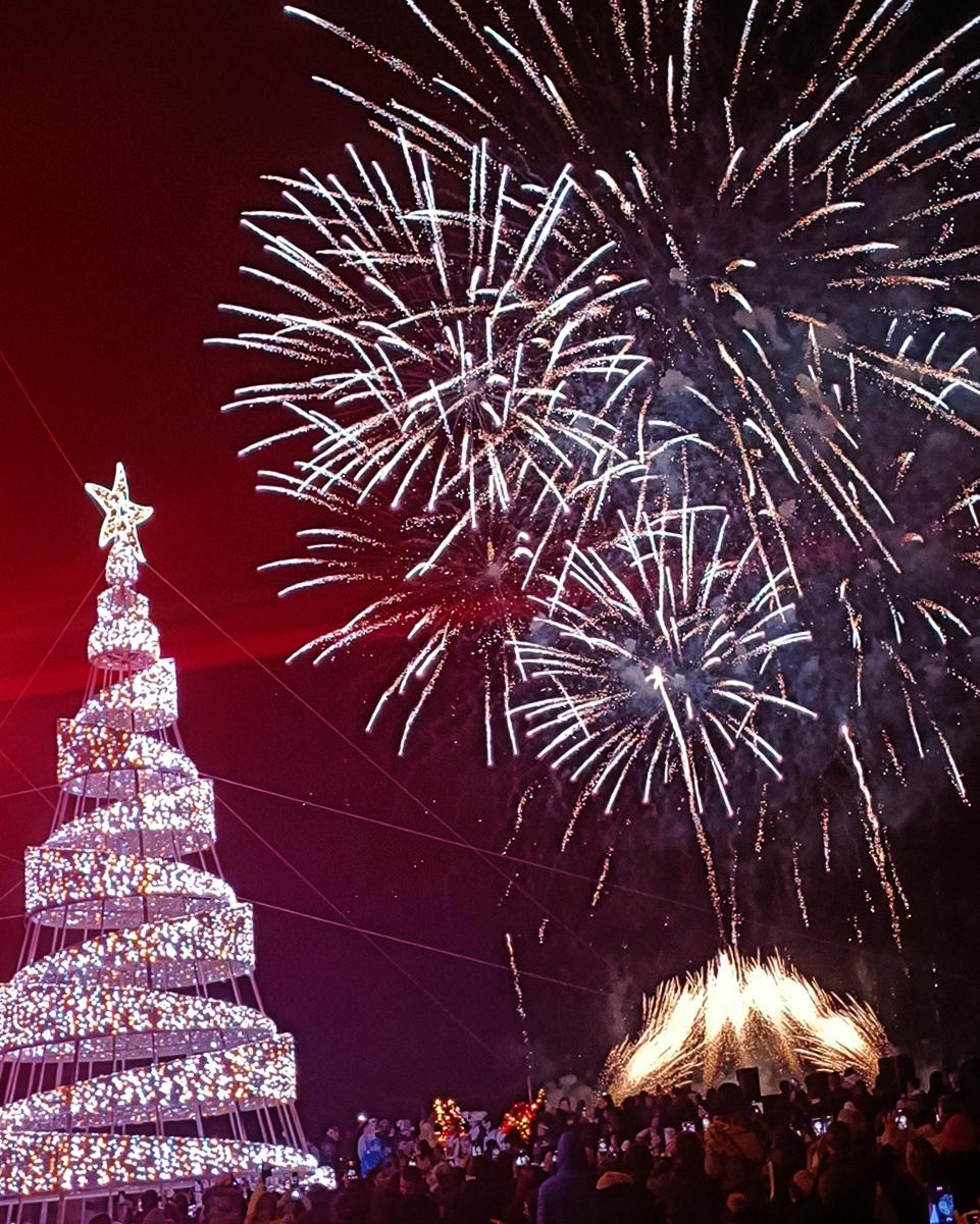 Spettacolo pirotecnico natalizio a Forio, con i fuochi d’artificio a illuminare il cielo sopra la città.