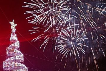 Spettacolo pirotecnico natalizio a Forio, con i fuochi d’artificio a illuminare il cielo sopra la città.