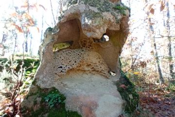 pietra tufacea modellata dal vento simile al volto di un mostro