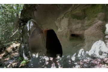 Una delle tante case di pietra scavate ne tufo verde presenti nel bosco della Falanga