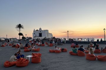 Una panoramica della piazza del Soccorso, il cuore pulsante dell'evento del tramonto. In questo suggestivo scenario, i partecipanti possono godersi il tramonto seduti comodamente su cuscini morbidi, sorseggiando un aperitivo e lasciandosi incantare dalla bellezza del paesaggio che si tinge dei colori caldi del tramonto
