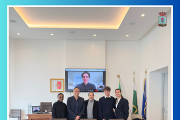 Fotografia del Sindaco e altri partecipanti alla conferenza stampa