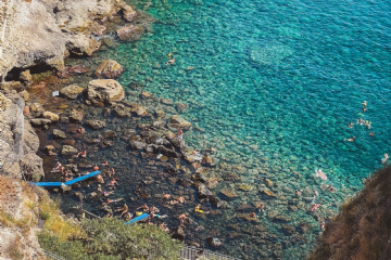 Baia di Sorgeto: acque termali cristalline, vasche di pietra e scogliere mozzafiato.