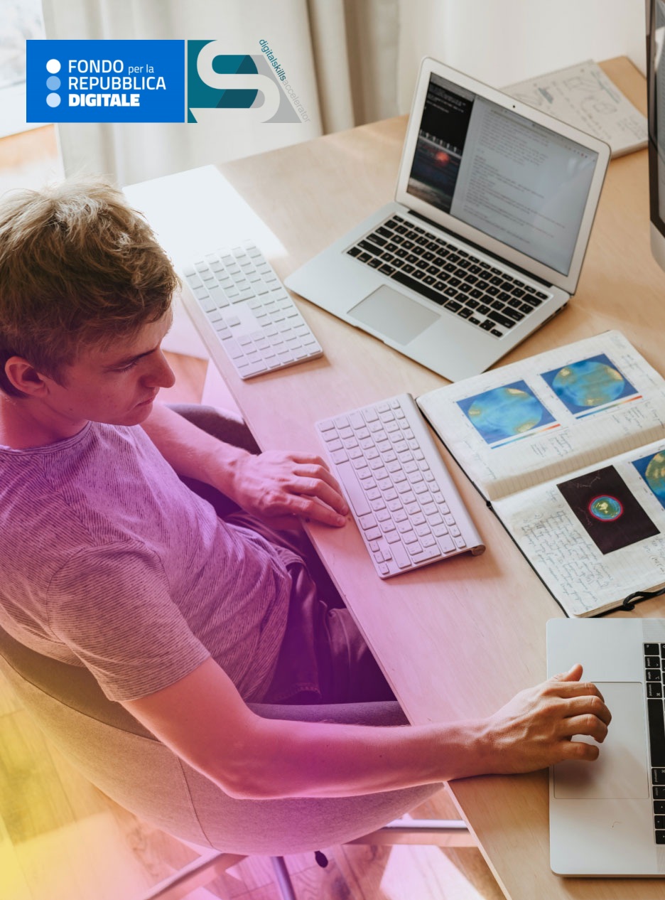 Nell'immagine, un uomo utilizza un computer per seguire un corso formativo, con il logo della Repubblica Digitale sullo sfondo