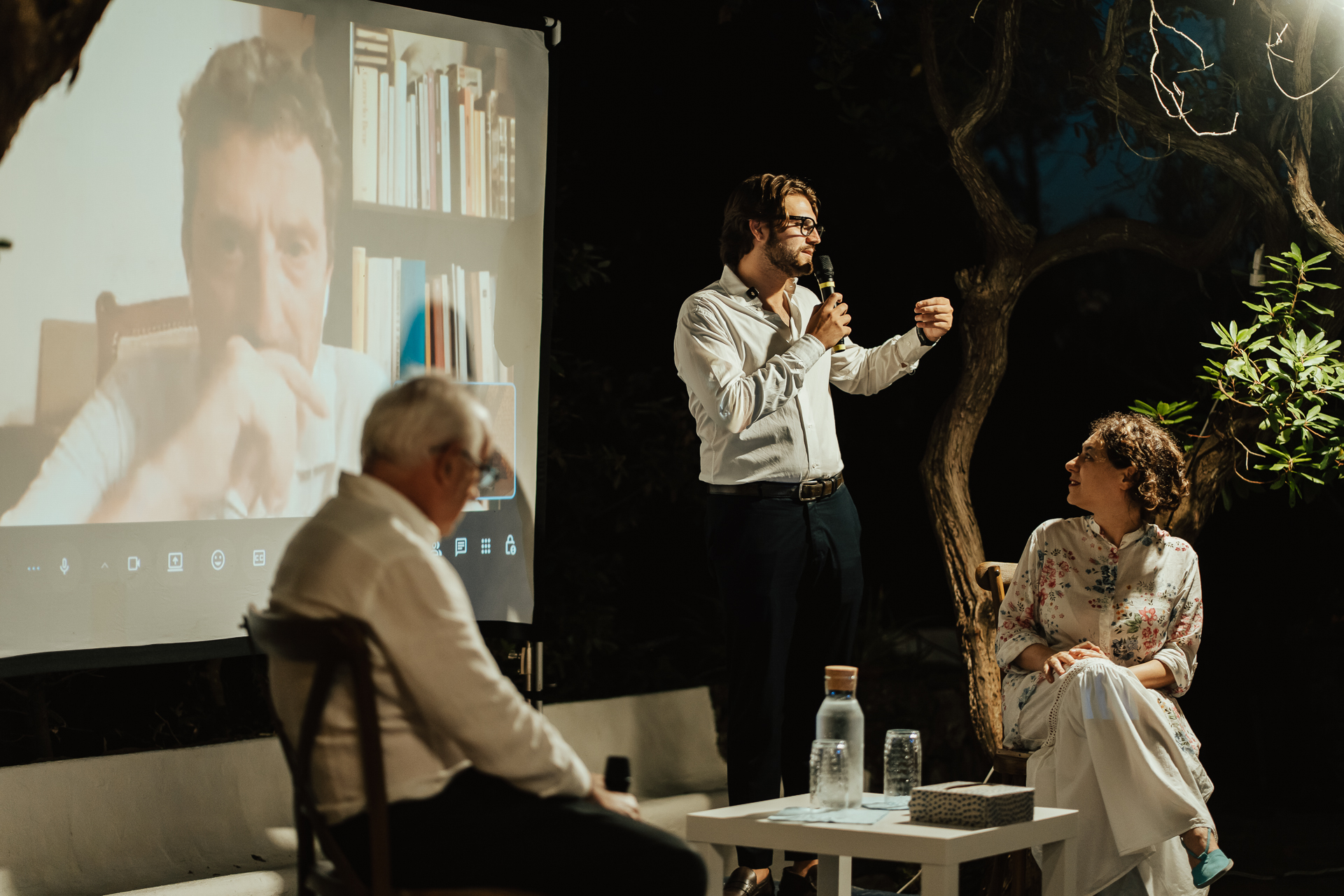 Il Consigliere Davide Laezza saluta il Presidente della Biennale di Venezia Pietrangelo Buttafuoco e apre la conversazione tra la Professoressa Pontorno e il Direttore di Rai Quirinale Andrea Covotta