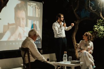 Il Consigliere Davide Laezza saluta il Presidente della Biennale di Venezia Pietrangelo Buttafuoco e apre la conversazione tra la Professoressa Pontorno e il Direttore di Rai Quirinale Andrea Covotta