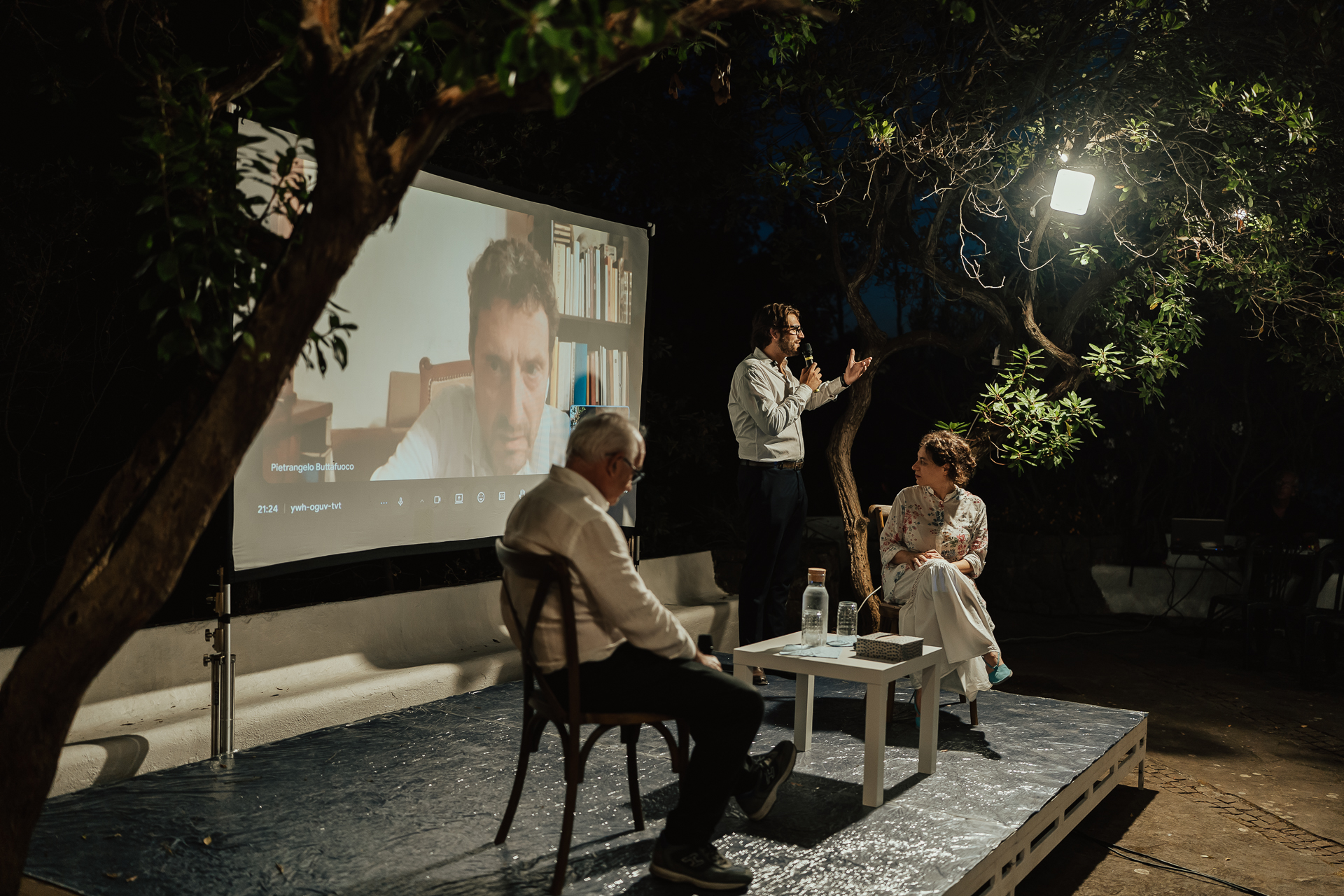 Il Consigliere Davide Laezza saluta il Presidente della Biennale di Venezia Pietrangelo Buttafuoco e apre la conversazione tra la Professoressa Pontorno e il Direttore di Rai Quirinale Andrea Covotta