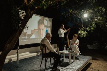 Il Consigliere Davide Laezza saluta il Presidente della Biennale di Venezia Pietrangelo Buttafuoco e apre la conversazione tra la Professoressa Pontorno e il Direttore di Rai Quirinale Andrea Covotta