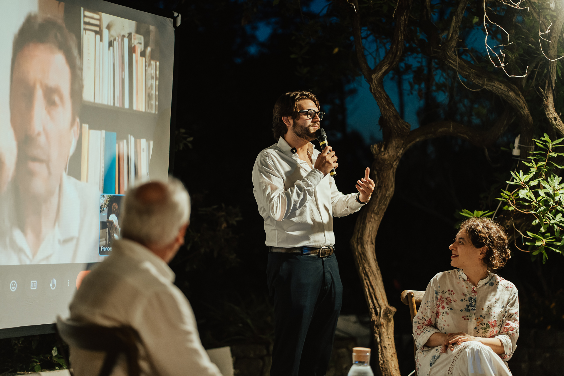 Il Consigliere Davide Laezza saluta il Presidente della Biennale di Venezia Pietrangelo Buttafuoco e apre la conversazione tra la Professoressa Pontorno e il Direttore di Rai Quirinale Andrea Covotta