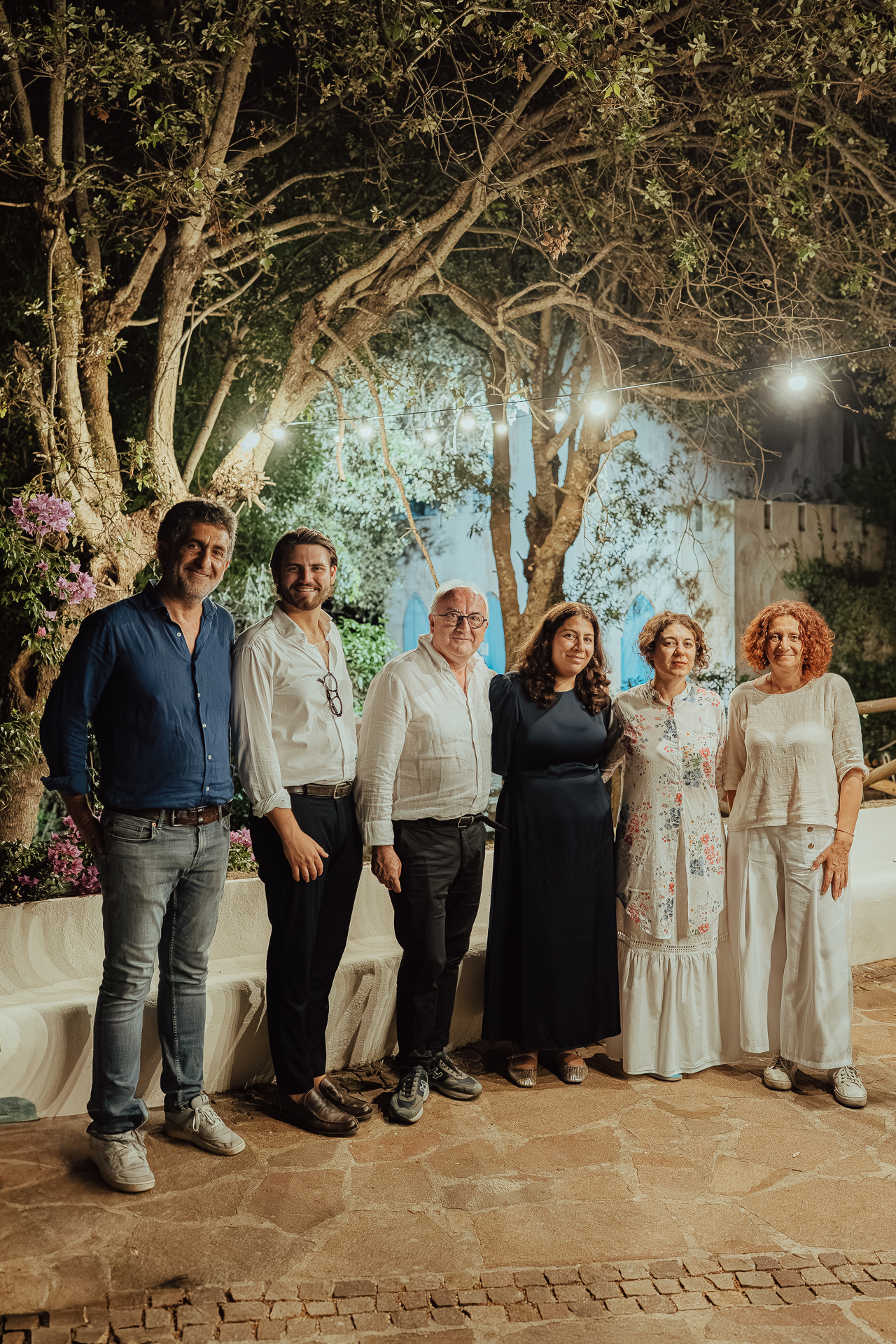 La dott.ssa Maria Grazia Pontorno con Pietrangelo Buttafuoco, protagonisti del dialogo letterario e cinematografico dedicato a Il Gattopardo. Accanto a loro, Annamaria Punzo, direttrice artistica della rassegna, insieme a Giampiero Lamonaca, responsabile dell’Ufficio Cultura del Comune di Forio, e i consiglieri Marianna Lamonica e Davide Laezza. Un gruppo unito dalla passione per la cultura, ritratto in un momento di condivisione e visione comune, nello scenario suggestivo della Villa La Colombaia, immersa nella luce calda e avvolgente della sera.