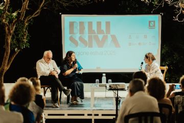 Un momento intenso della serata inaugurale: sul palco, il dialogo tra Pietrangelo Buttafuoco e la dott.ssa Maria Grazia Pontorno con Annamaria Punzo cattura l’attenzione del pubblico. 