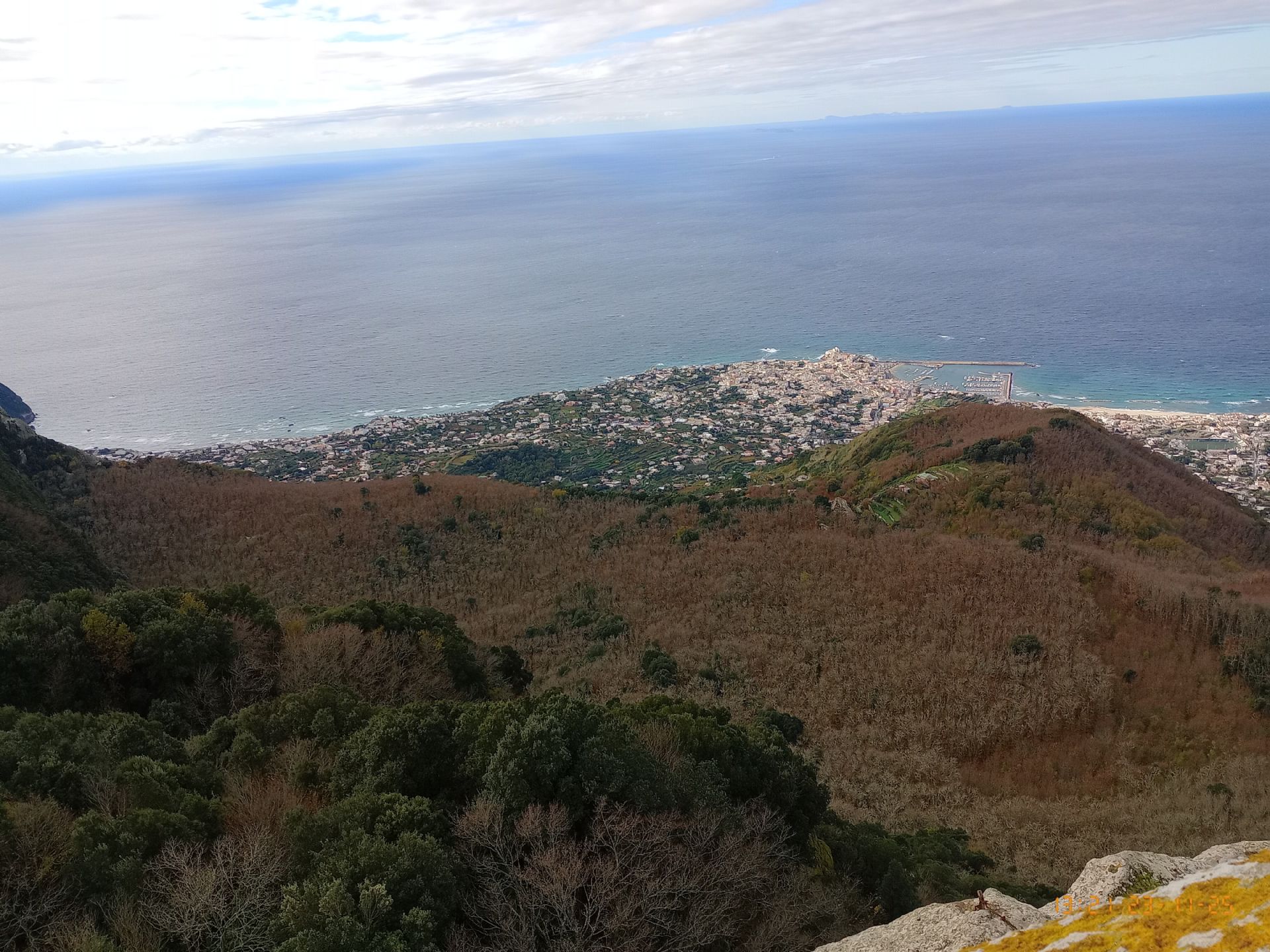 Il bosco della Falanga visto dalla punta dell'Epomeo. Si riconosce la Pietra Perciata