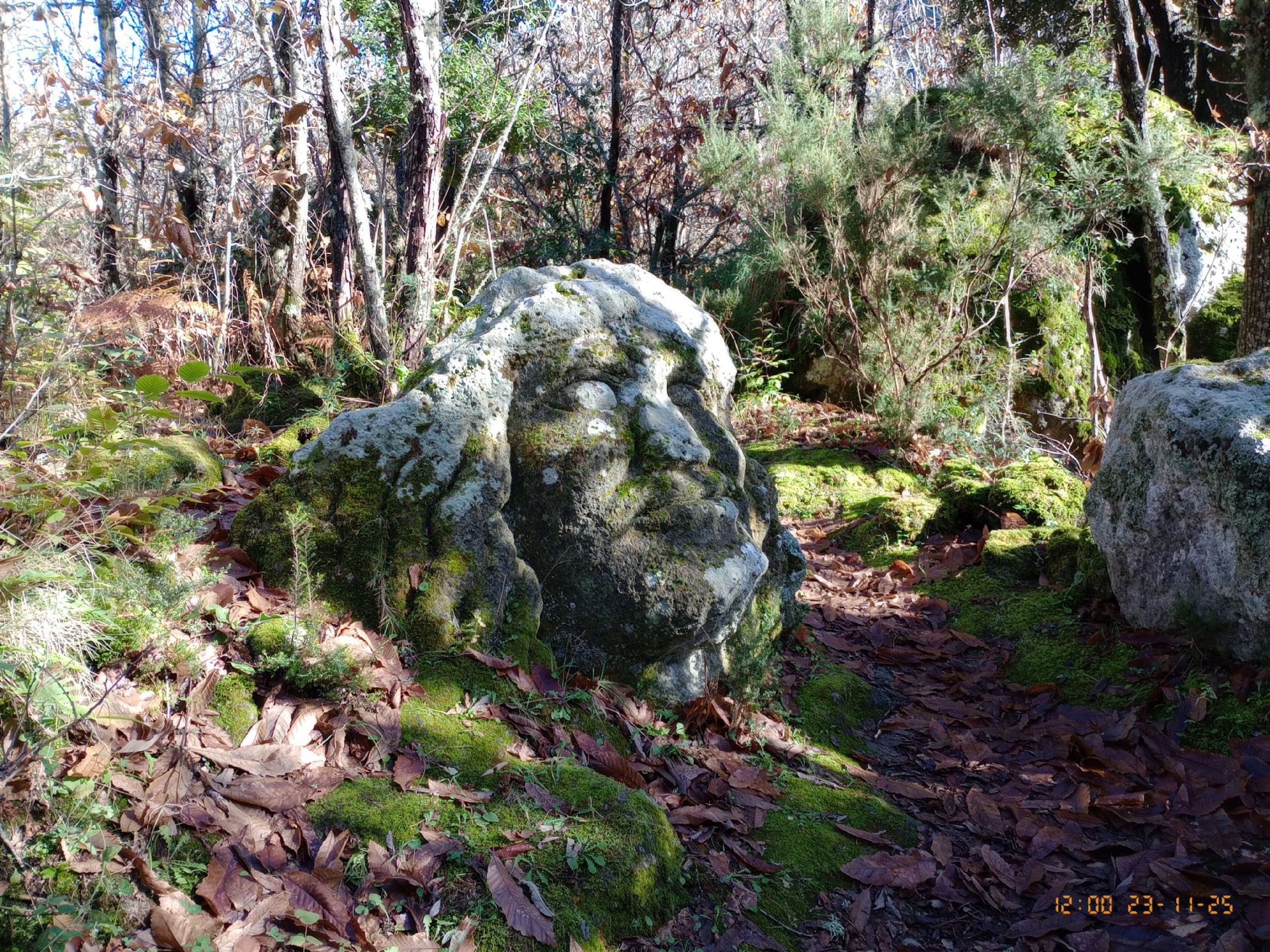 scultura in pietra verde raffigurante il gigante della mitologia