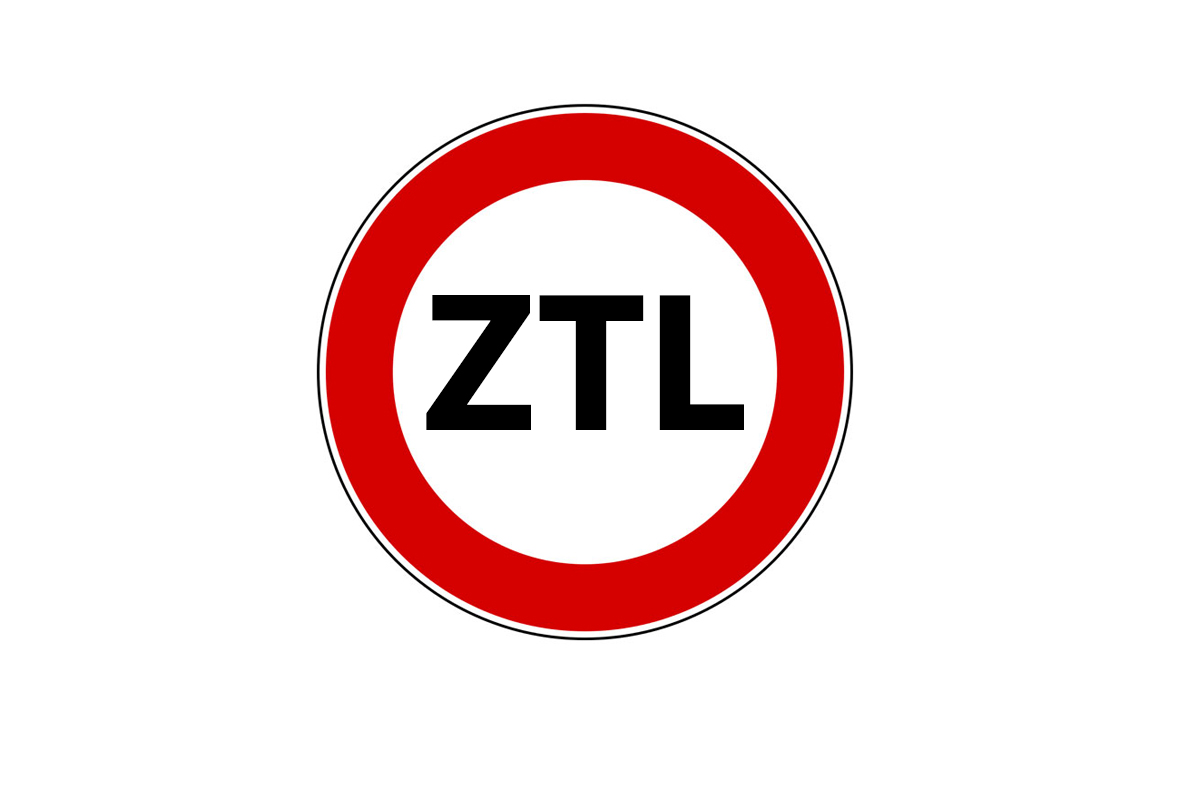 L'immagine mostra un cartello stradale con la scritta "ZTL – Zona a Traffico Limitato" ben visibile al centro