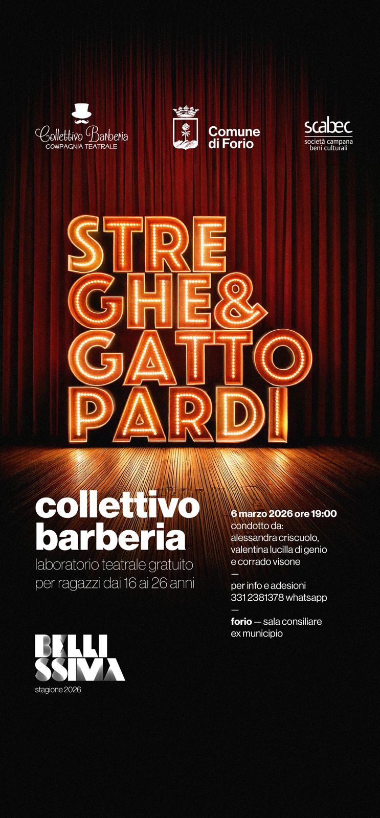 Locandina con sipario rosso e palco in legno, titolo “Streghe & Gattopardi” in grandi lettere luminose, e informazioni sul laboratorio teatrale