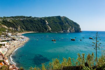 La Baia di Citara, con il verde della costa che abbraccia il mare limpido e la sabbia dorata, offre uno spettacolo naturale di rara bellezza.