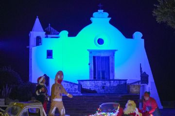Personaggi natalizi per i bambini con la scenografica Chiesa del Soccorso sullo sfondo.