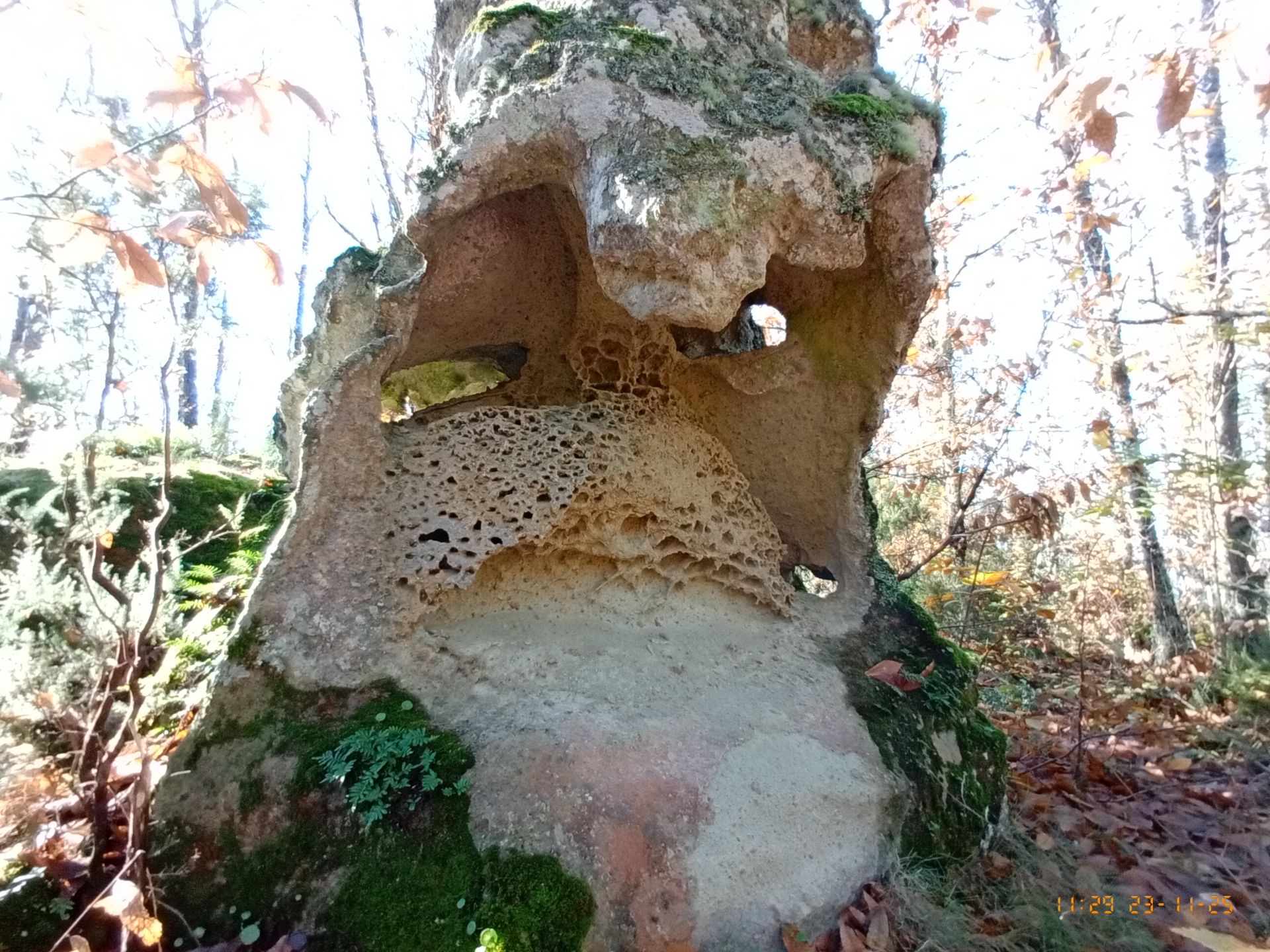 pietra tufacea modellata dal vento simile al volto di un mostro